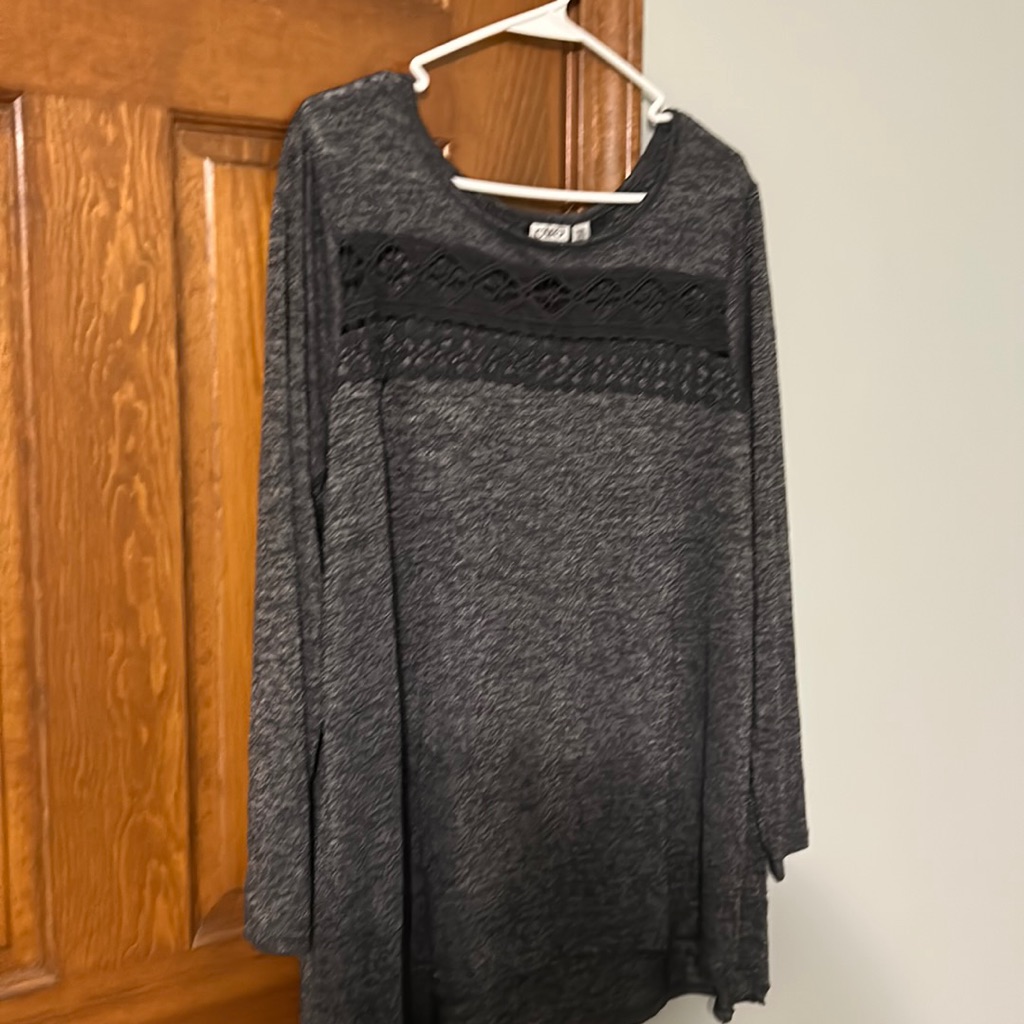 Cato Woman 18/20w Dark Gray Long Sleeve Good Condition Top. Crochet At Chest.